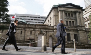 Банк Японии распродает